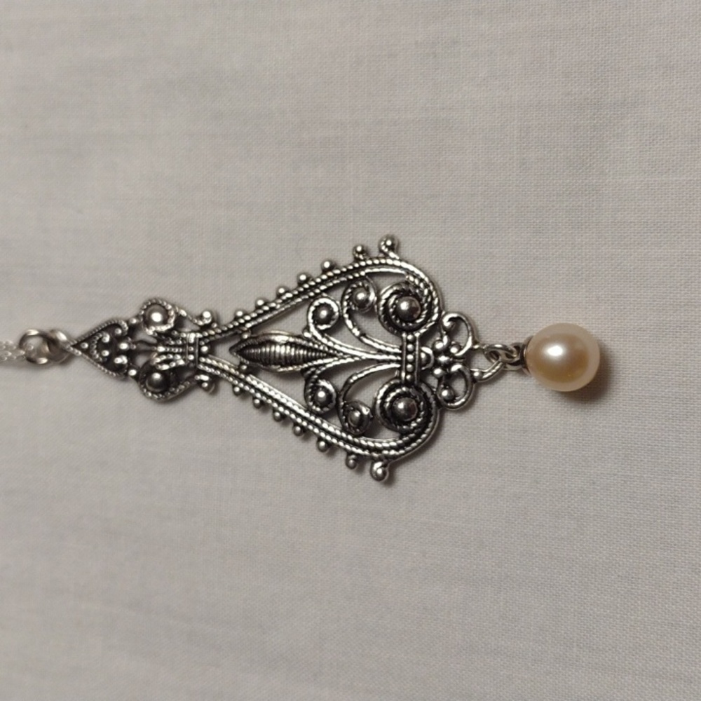 Vantel Pearls Pendant Necklace